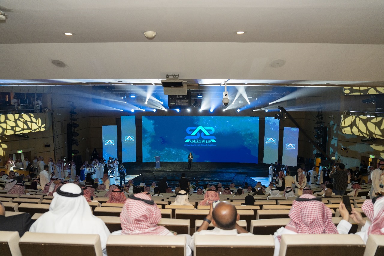 فعالية من تنظيم سر الاحتراف داخل قاعة مؤتمرات